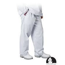 Białe spodnie robocze i białe buty ochronne na białym tle, widoczny fragment bluzy roboczej z kieszenią