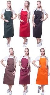 Kolaż sześciu portretów kobiet w różnych kolorach fartuchów z kieszeniami, stojących na białym tle. Fartuchy w kolorach: zielony, czerwony, czarny, brązowy, bordowy i pomarańczowy. Wszystkie...