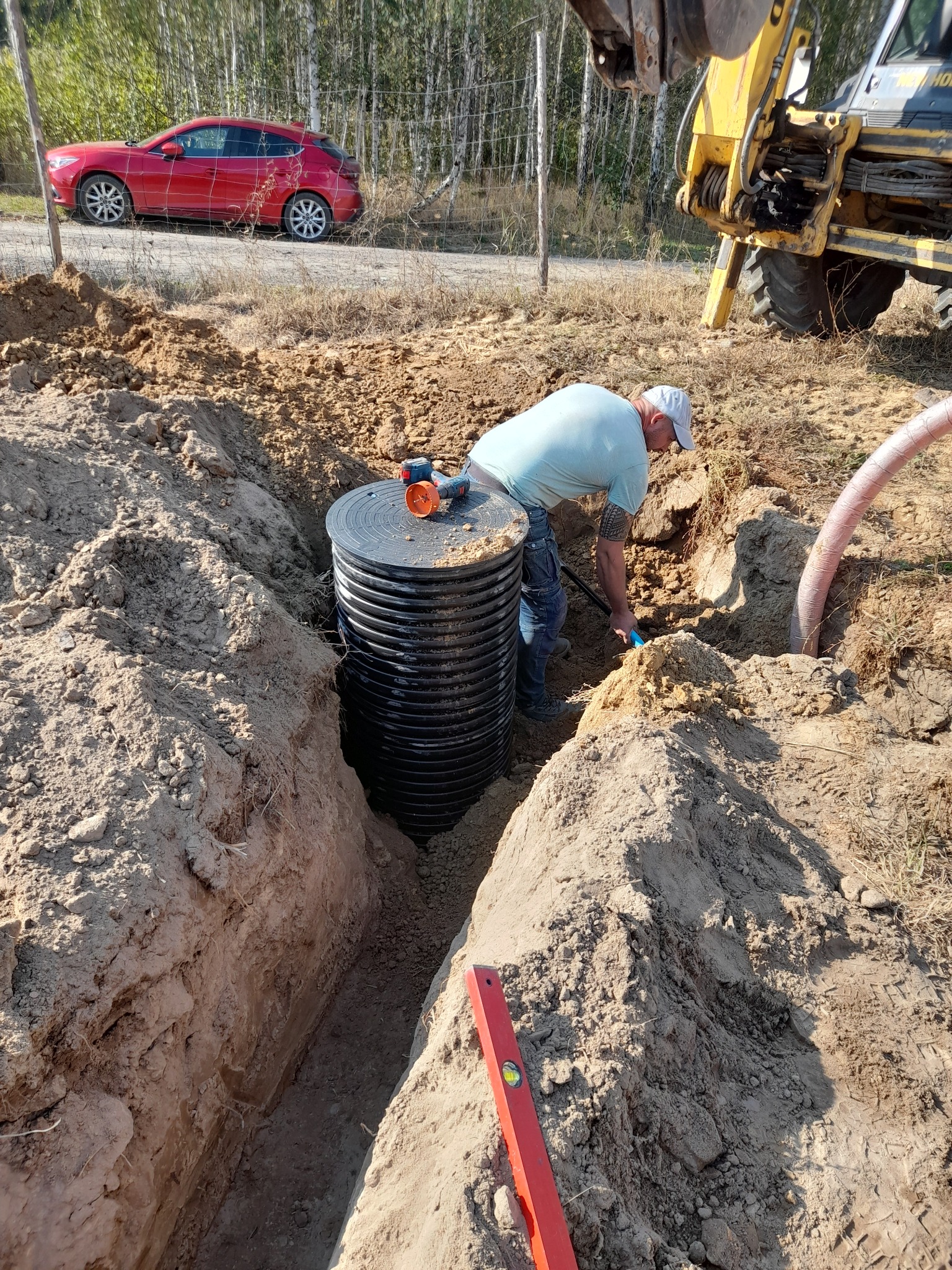 Montaż studni chłonnej zrobionej z rury wznoszącej o średnicy 60cm. Głębokość posadowienia 3,5m