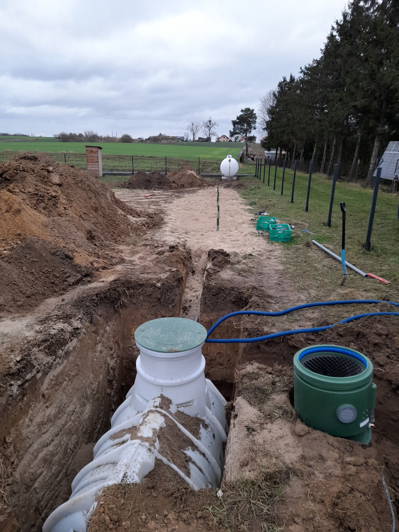 Oczyszczalnia biologiczna HABA z poletkiem rozsączającym. Teren gliniasty. W trakcie montażu.