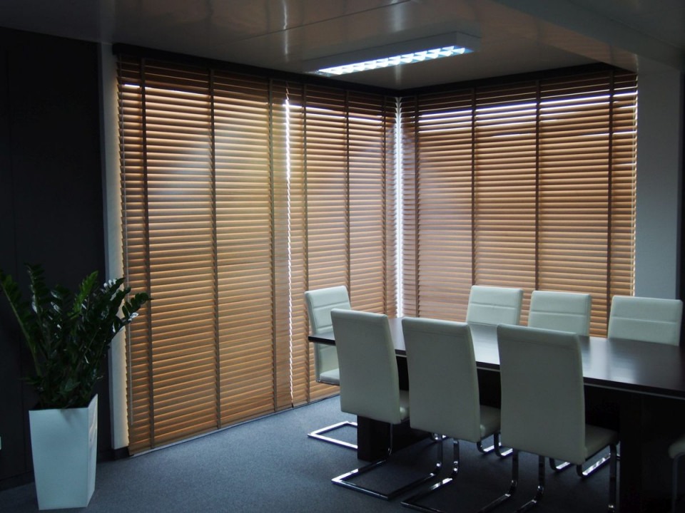 Zajmujemy się sprzedażą i montażem żaluzji aluminiowych jak i derewniachmych w bogatej gamie kolorystycznej.