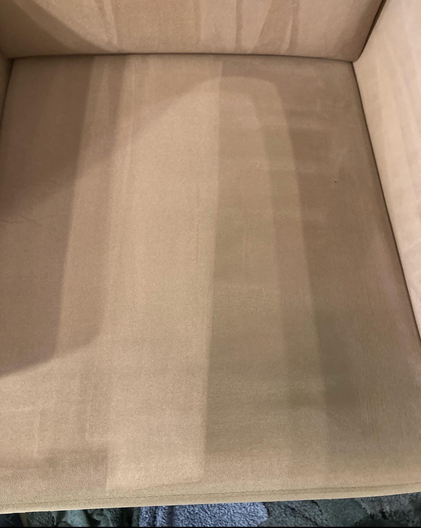 Beżowe siedzisko fotela z widocznym efektem czyszczenia: wyraźny pas jaśniejszego, odświeżonego materiału po praniu.