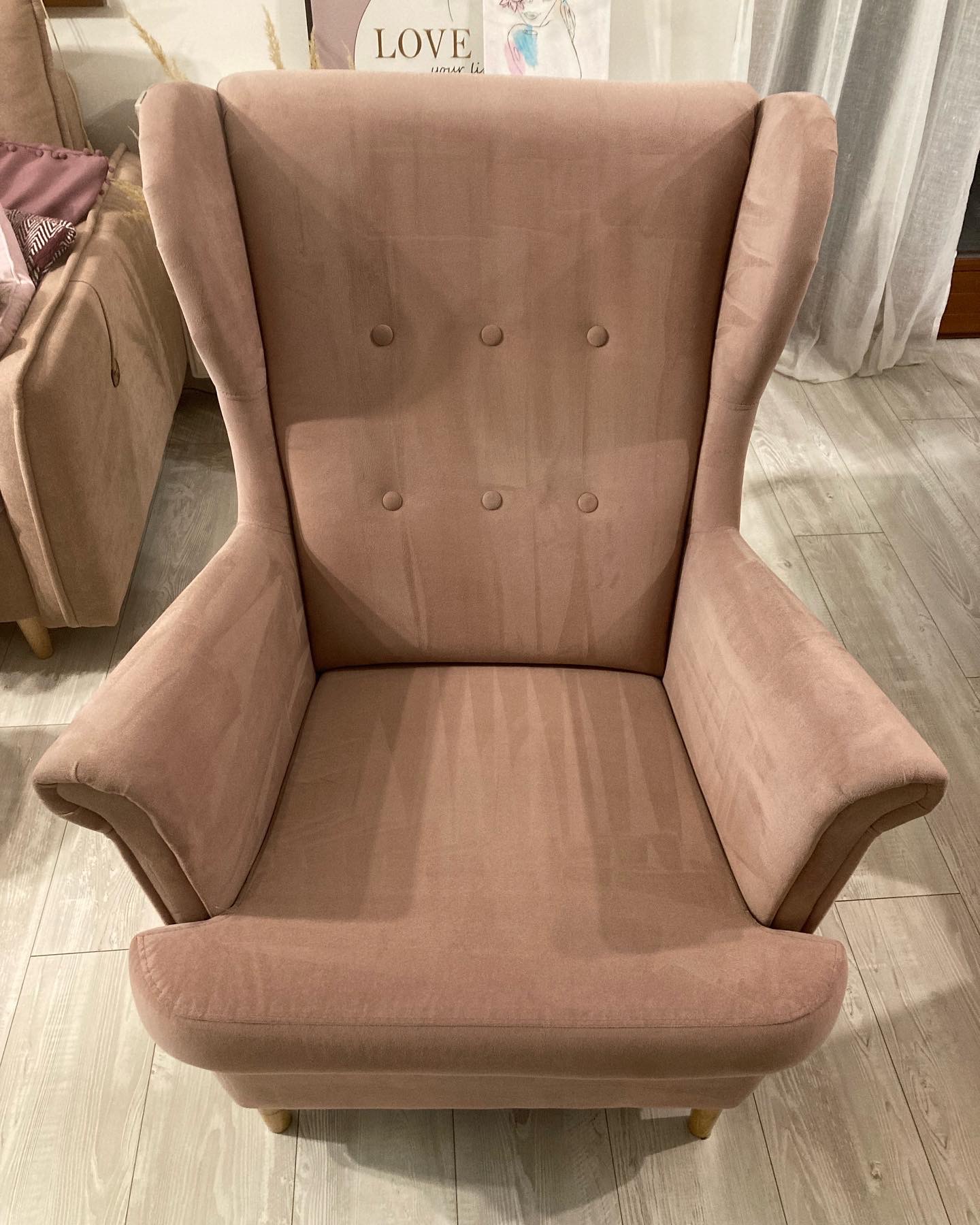 Różowy fotel uszak z guzikami w Bielsku-Białej, po profesjonalnym praniu tapicerki, z widoczną fakturą materiału i jasną podłogą.