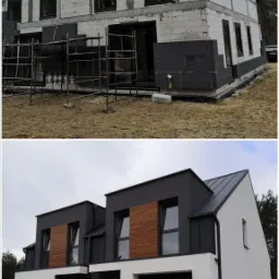 Dwie fazy budowy bliźniaka: surowy stan z oknami i rusztowaniami oraz gotowy budynek z elewacją w odcieniach szarości, bieli i drewna, widoczne otwarte garaże.