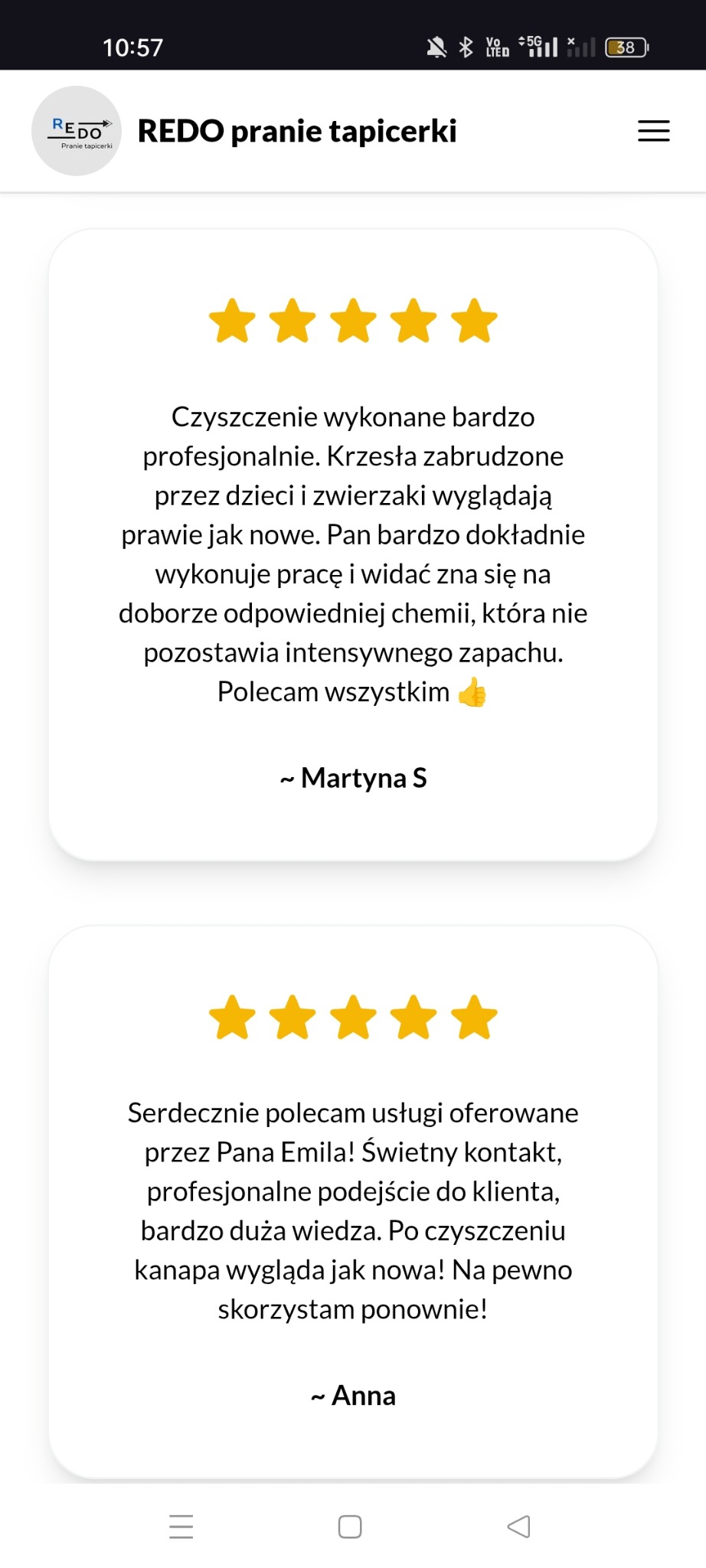 Opinie klientów o usłudze prania tapicerki, widoczne oceny w postaci pięciu gwiazdek oraz pozytywne recenzje dotyczące czyszczenia krzeseł i kanapy.