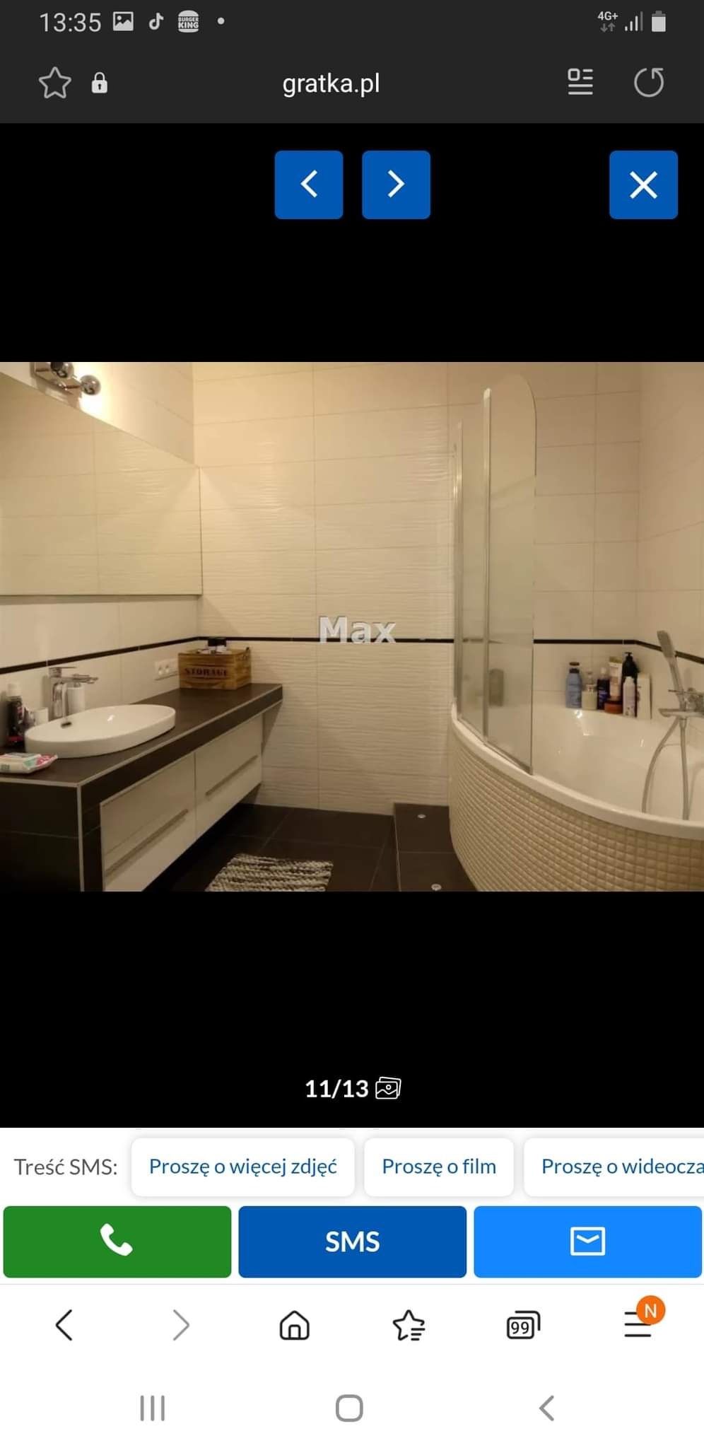 Nowoczesna łazienka z białymi płytkami imitującymi fale, ciemnobrązową szafką pod umywalką z białym blatem, owalną umywalką i półokrągłą kabiną prysznicową z wanną, widoczne akcesoria łazienkowe...