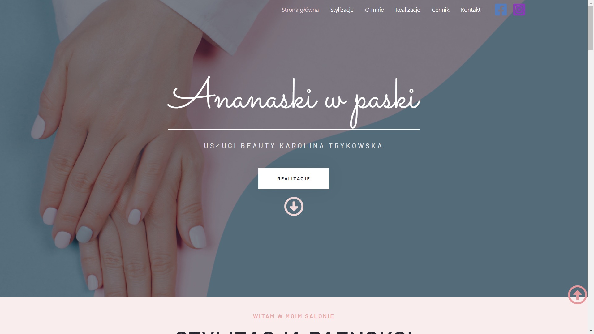 Strona internetowa salonu kosmetycznego Ananaski w paski, prezentująca dłonie z białym manicure na tle pastelowych kształtów i nawigacji strony.