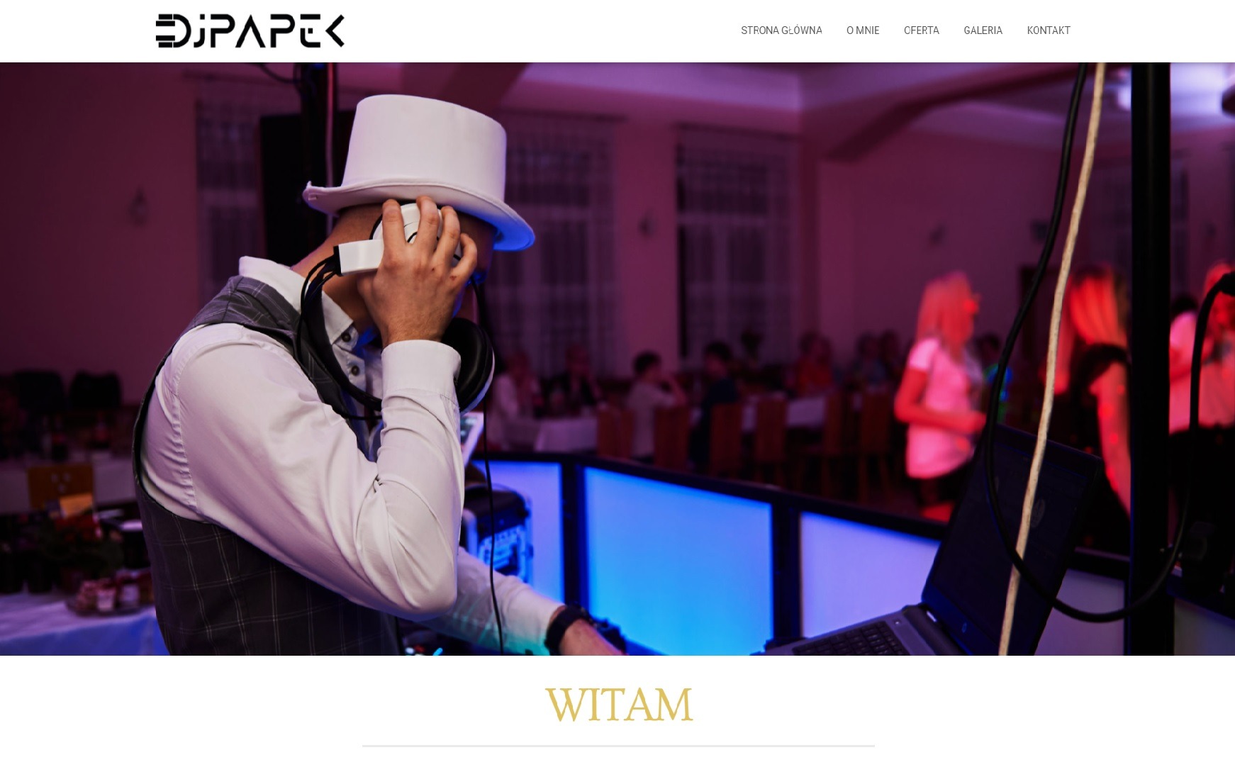 Mężczyzna w białym kapeluszu i słuchawkach, w tle sala bankietowa z gośćmi, widoczny laptop i oświetlenie sceniczne.