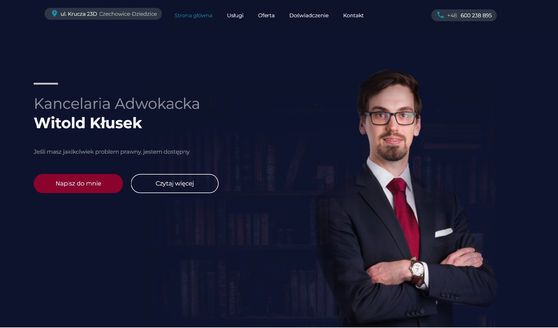 Strona internetowa kancelarii adwokackiej z portretem prawnika w garniturze na tle biblioteczki.