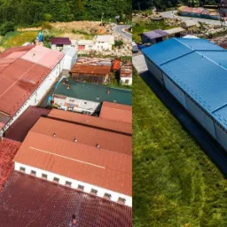 Zdjęcie z lotu ptaka przedstawia dwa budynki przemysłowe, jeden z czerwonym, starym dachem, a drugi z nowym, błękitnym dachem z blachy trapezowej. Widoczne otoczenie budynków: trawa, drzewa...