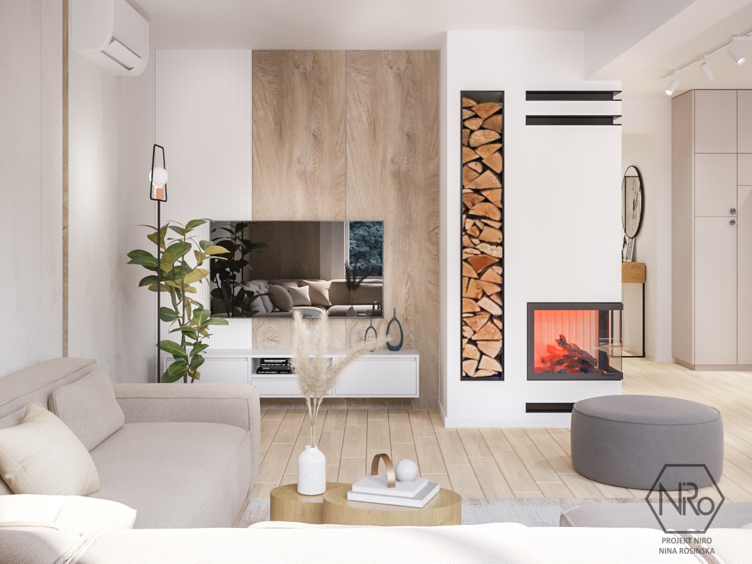 Jasny salon z beżową sofą, drewnianymi akcentami i kominkiem z ułożonym drewnem obok, widok na odbicie w telewizorze