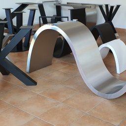 HEFTdesign Paweł Wojewodzic - Metalowe nogi do stołów o różnych kształtach: krzyżowe, łukowe. Nogi w kolorach czarnym, srebrnym i białym. Prezentacja różnych stylów i wzorów nóg do stołów.