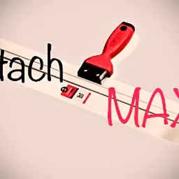 Szpachla Stach MAX z czerwoną rączką leżąca na białym tle, widoczny napis Stach MAX. Narzędzie do wygładzania powierzchni.