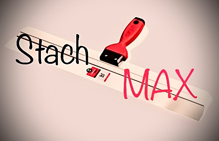 Szpachla Stach MAX z czerwoną rączką leżąca na białym tle, widoczny napis Stach MAX. Narzędzie do wygładzania powierzchni.