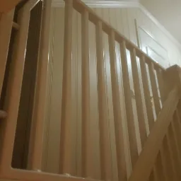 Barierka stalowa wpasowana w istniejące już drewniane schody oraz poręcz