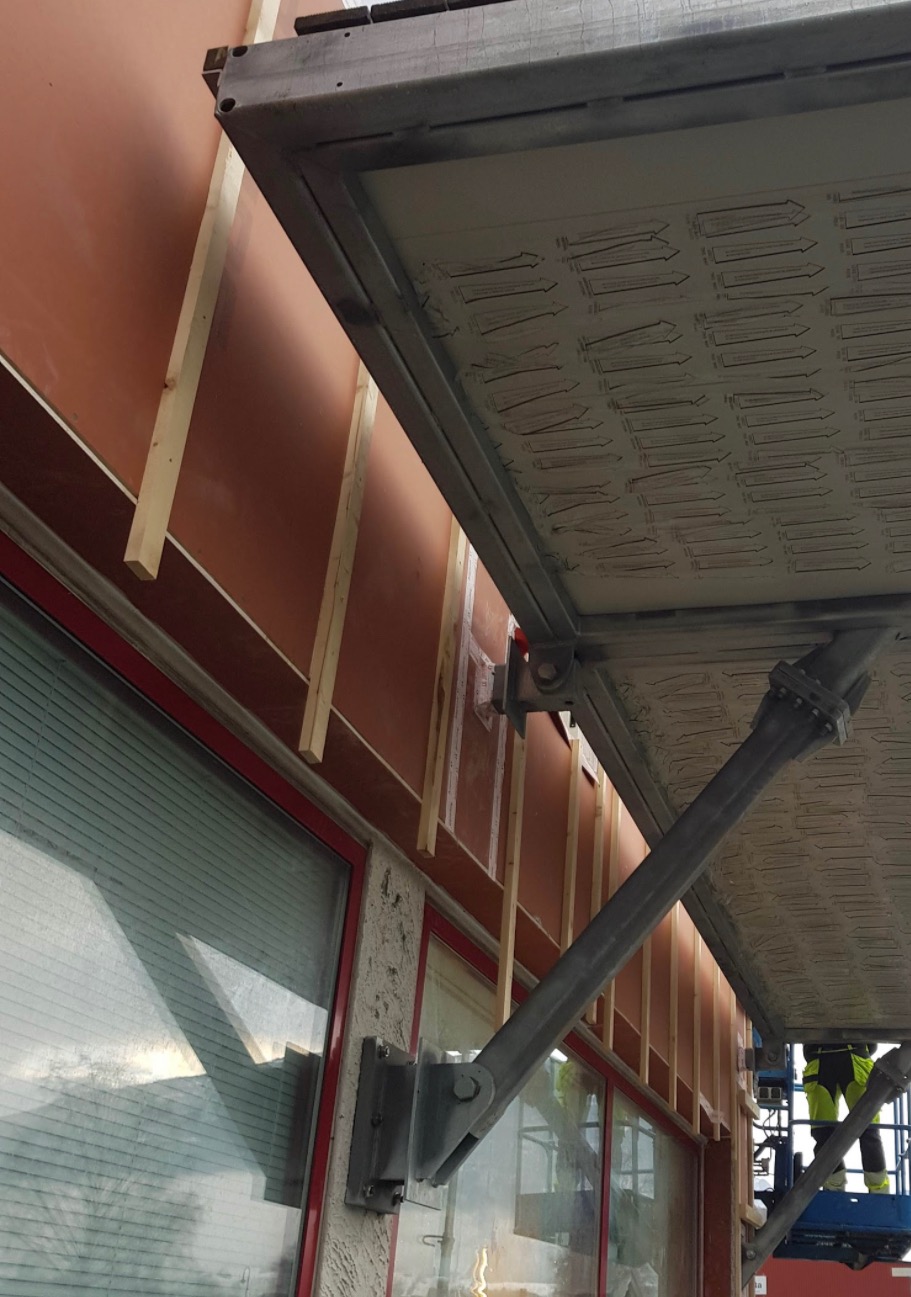 Balkon oraz wsporniki montażowe montowane do elewacji