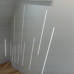 AUTO CZĘŚCI FIREK - MARCIN FIREK - Nowoczesne oświetlenie schodów z pionowymi, wpuszczonymi w ścianę paskami LED, tworzącymi unikalny efekt wizualny. Schody drewniane, jasne ściany.