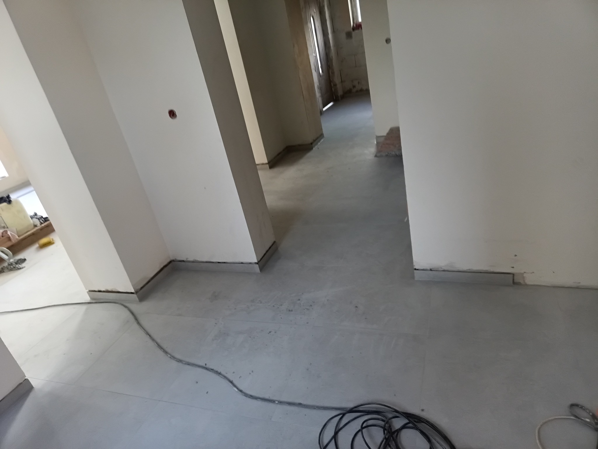 Położenie płytek wraz z cokołami w ścianie