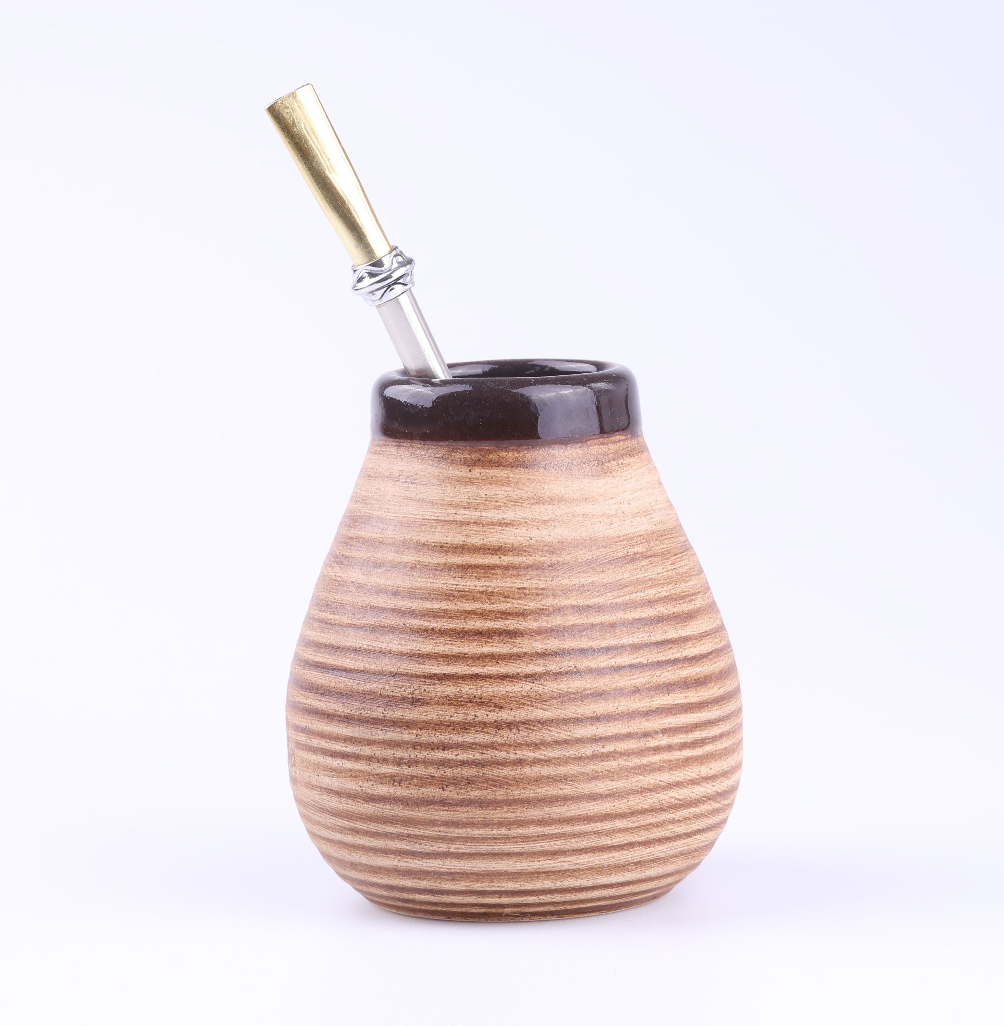 Naczynie do yerba mate z bombillą na białym tle, ceramiczne, brązowe z ciemnobrązowym rantem