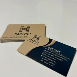 Wizytówki firmy Hartmet oferującej obróbkę metali, w tym hartowanie, toczenie, frezowanie i palenie laserem. Na wizytówce logo firmy i dane kontaktowe.