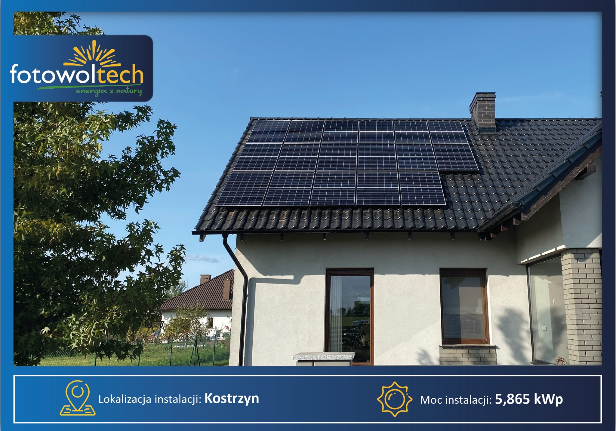 Panele słoneczne na dachu domu jednorodzinnego z ceglanym kominem, widoczne drzewa i błękitne niebo, informacja o lokalizacji instalacji w Kostrzynie i mocy instalacji 5,865 kWp.