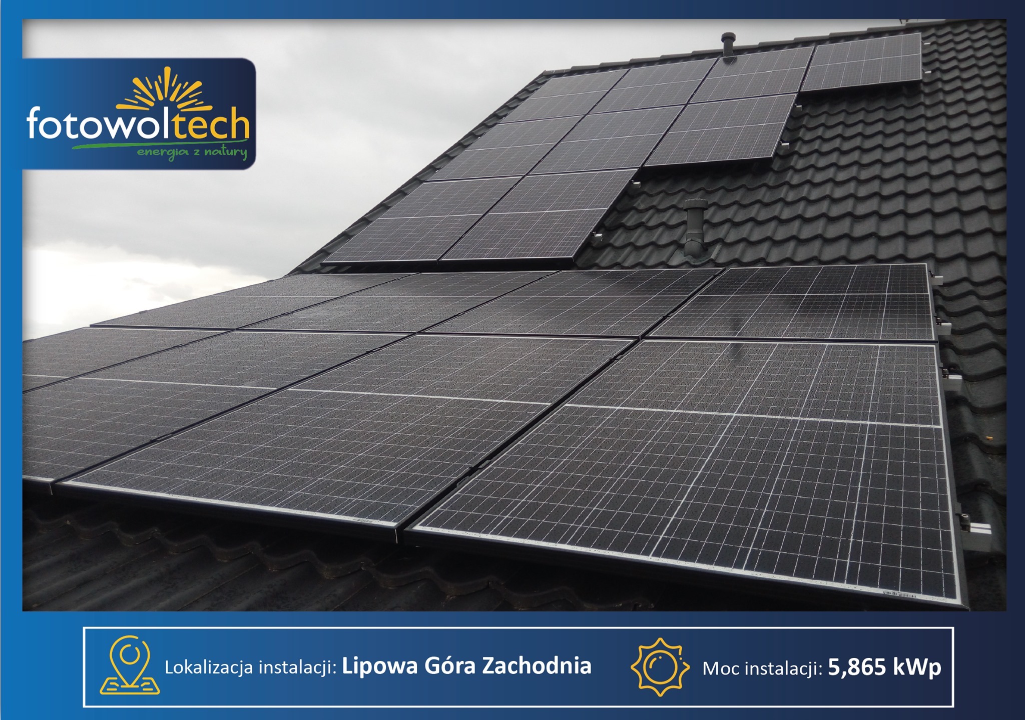 Panele słoneczne na dachu pokrytym ciemną dachówką, zamontowane w dwóch rzędach pod różnym kątem, widoczne z bliska, z logo firmy w lewym górnym rogu i informacją o lokalizacji i mocy instalacji...