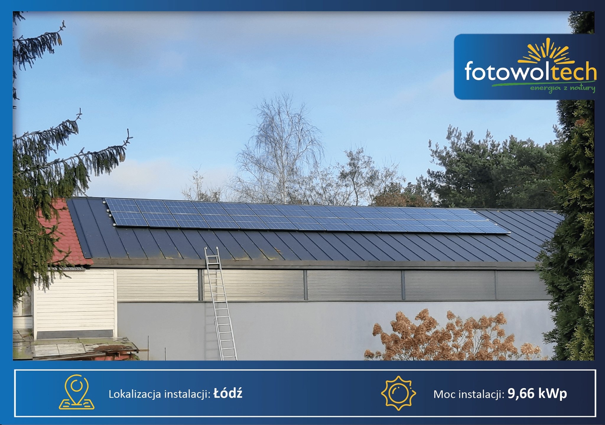Panele słoneczne na dachu budynku z blachy trapezowej, drabina oparta o ścianę, logo firmy fotowoltech w prawym górnym rogu, informacja o lokalizacji instalacji Łódź oraz mocy 9,66 kWp.
