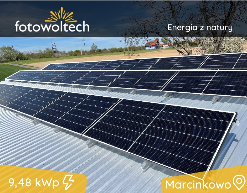 Instalacja paneli słonecznych o mocy 9,48 kWp na metalowym dachu, z widocznym logo firmy 'fotowoltech' i lokalizacją 'Marcinkowo'. W tle zielony krajobraz i dom z czerwonym dachem.