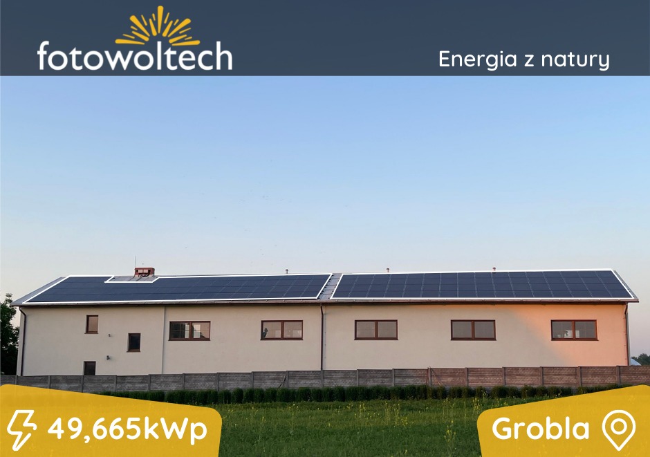 Instalacja fotowoltaiczna o mocy 49,665 kWp na dachu budynku w Grobli, widok z poziomu gruntu.