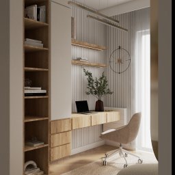 Emilia Kozłowska Projekty z Pasją - Nowoczesny pokój do pracy z biurkiem z drewna, półkami podświetlanymi LED, krzesłem na kółkach i regałem z książkami. Minimalistyczny design, jasne kolory.