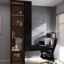 Emilia Kozłowska Projekty z Pasją - Nowoczesny gabinet z czarnymi meblami: regał z oświetleniem LED, biurko z laptopem, skórzane krzesło obrotowe. Parkiet na podłodze, rolety w oknie.