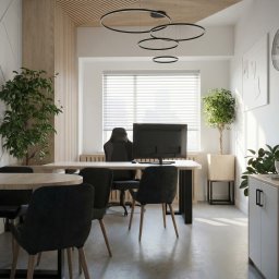 Emilia Kozłowska Projekty z Pasją - Nowoczesne biuro z drewnianymi akcentami: lamele na ścianie i suficie, okrągłe lampy, minimalistyczne meble i rośliny doniczkowe tworzą przytulną przestrzeń do pracy.