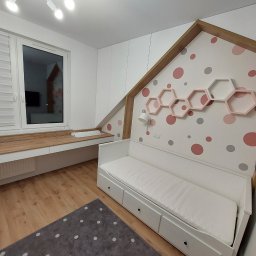 pokój dziecka, zabudowa wokół łóżka i biurko pod oknem na całej szerokości ściany-zdjęcie z realizacji
