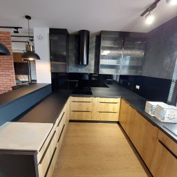 realizacja kuchni w stylu loft-czerń + drewno