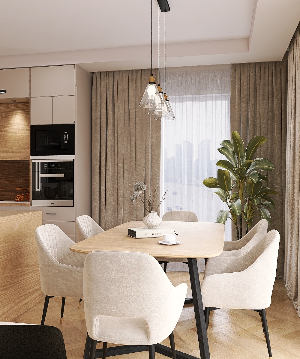 Jasna jadalnia z drewnianym stołem, beżowymi krzesłami i designerską lampą wiszącą. W tle okno z widokiem na miasto i zielony kwiat doniczkowy.
