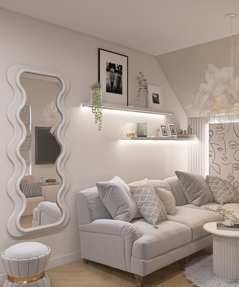 Stylowy salon w jasnych barwach z sofą, lustrem w ozdobnej ramie i półkami z dekoracjami. Minimalistyczny design z akcentami roślinnymi i abstrakcyjnym wzorem na ścianie.