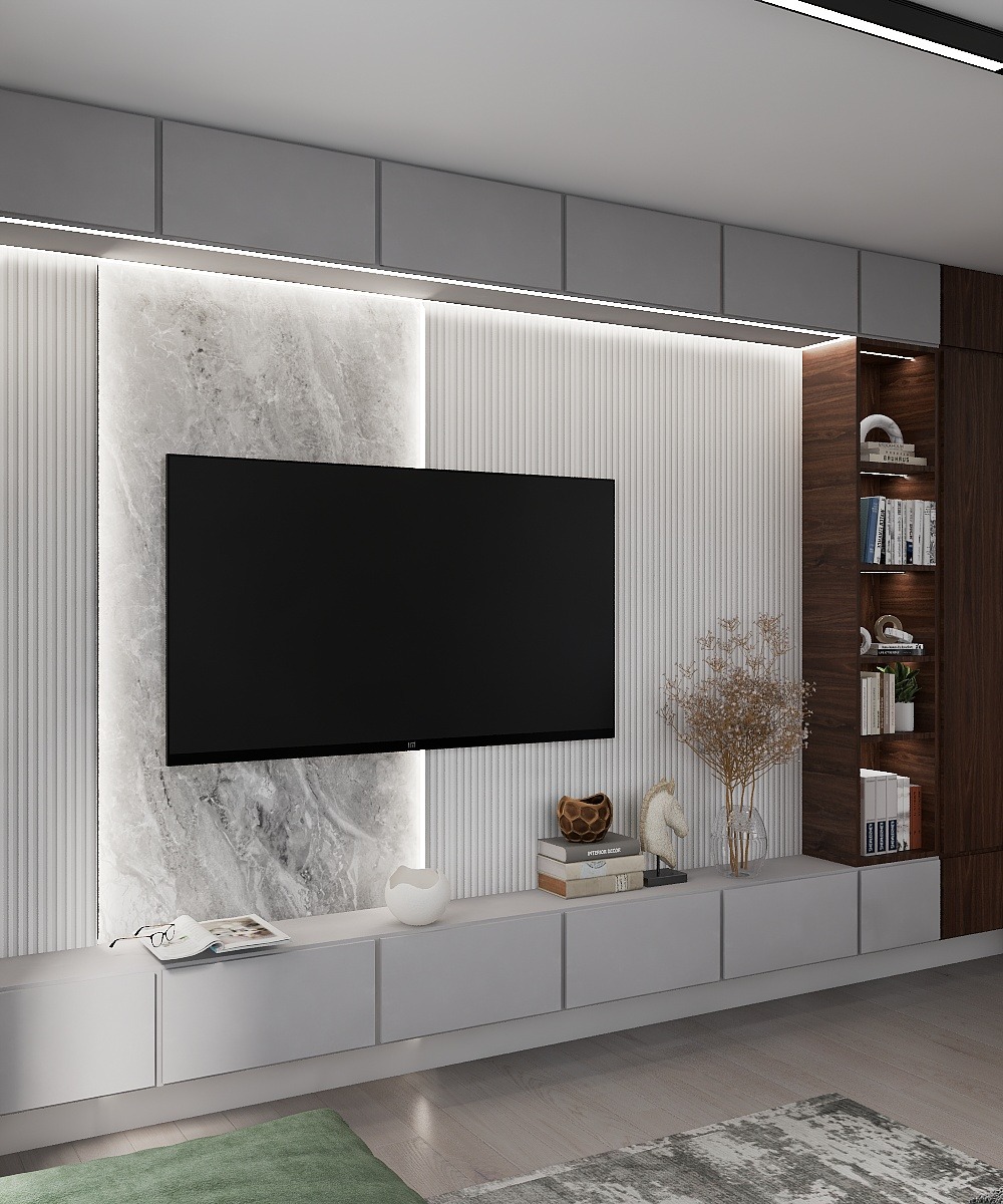 Nowoczesny salon z telewizorem na ścianie z marmurowym akcentem i minimalistyczną szafką RTV. Dekoracje: książki, wazon, figurka konia. Oświetlenie LED podkreśla detale.