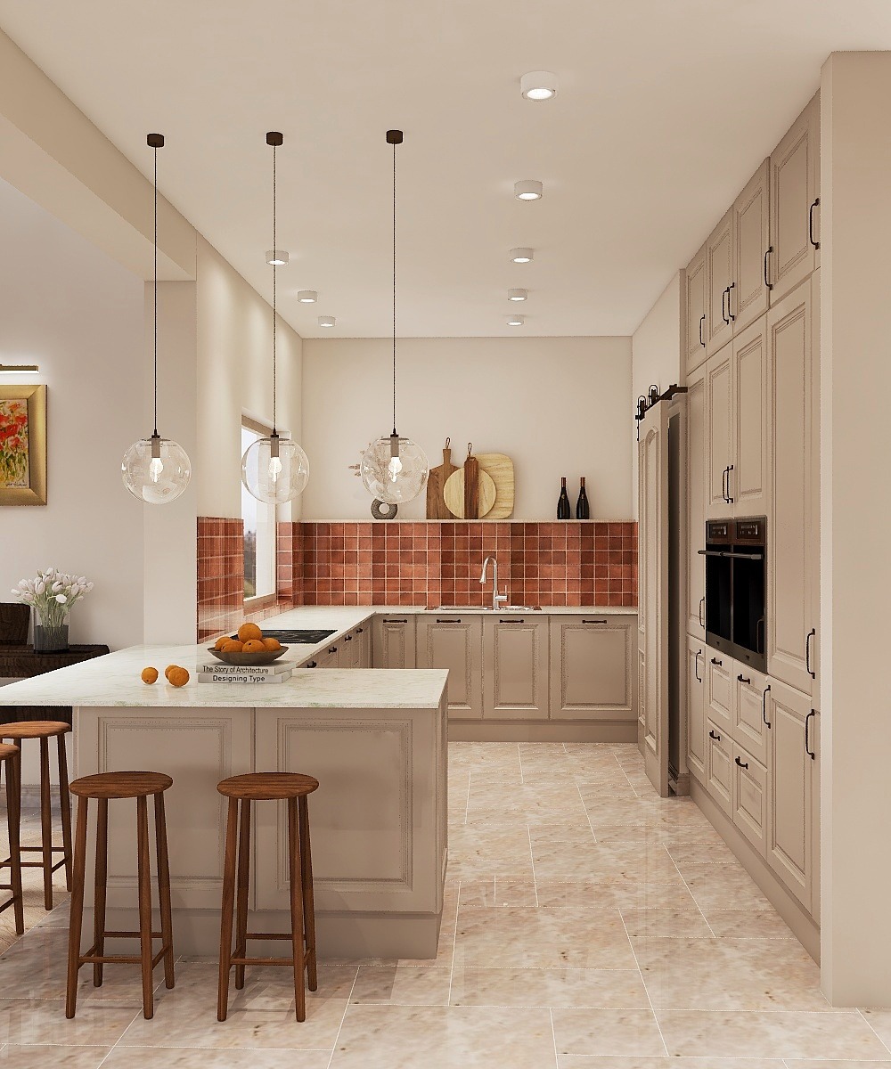 Jasna kuchnia w stylu klasycznym z wyspą, drewnianymi stołkami barowymi i dekoracyjnymi lampami wiszącymi. Czerwona mozaika nad blatem i marmurowa podłoga.