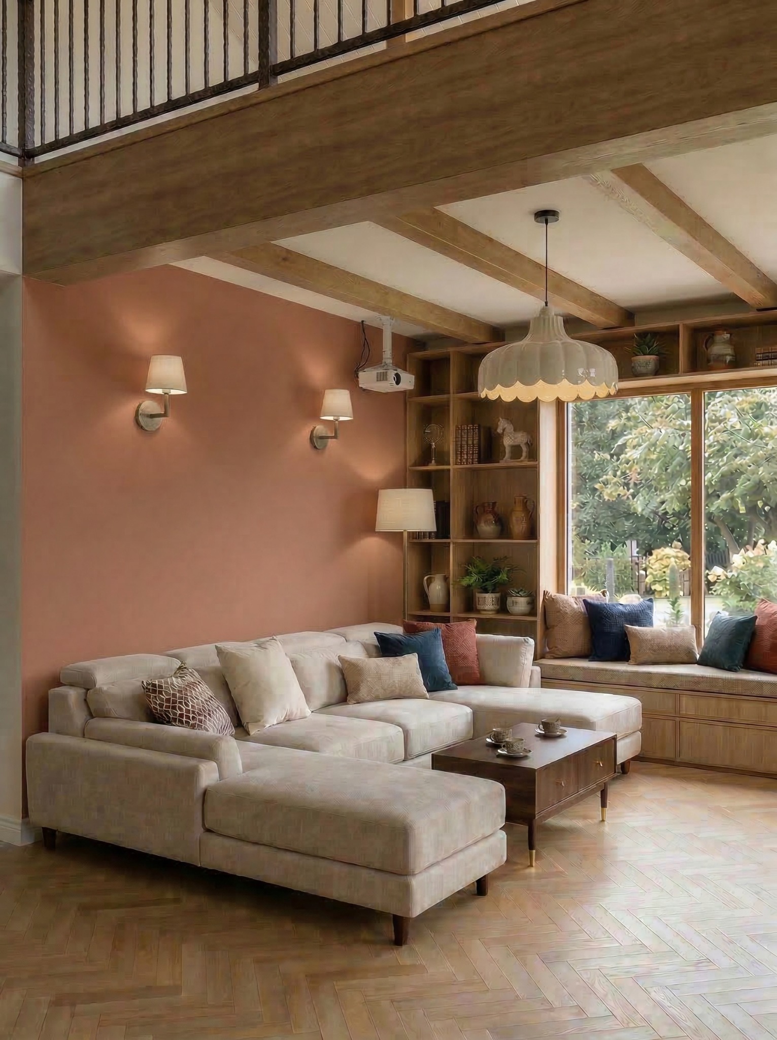 Jasny salon z beżową sofą narożną, drewnianym regałem i dużym oknem z widokiem na zieleń. Na ścianie dwa kinkiety, a na suficie projektor.