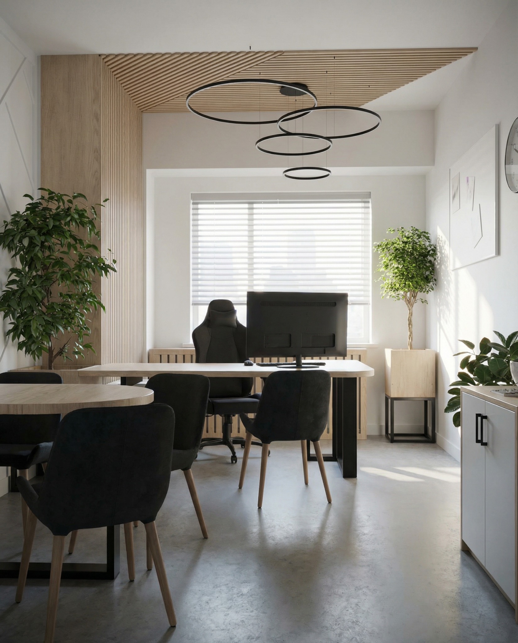 Nowoczesne biuro z drewnianymi akcentami: lamele na ścianie i suficie, okrągłe lampy, minimalistyczne meble i rośliny doniczkowe tworzą przytulną przestrzeń do pracy.