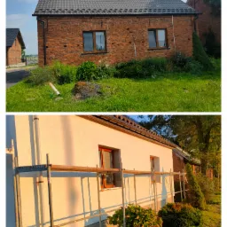 Dwuczęściowe zdjęcie przedstawia dom przed i po zmianie koloru elewacji, od czerwonej cegły do jasnego tynku z drewnianymi ramami okiennymi, otoczony zielenią i częściowo zasłonięty rusztowaniem.