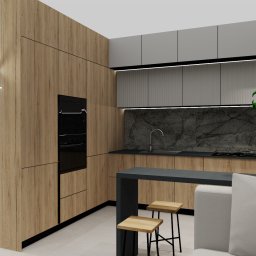 Architektura wnętrz AD - Wizualizacja nowoczesnej kuchni z drewnianymi frontami szafek, czarnym blatem i marmurowym backsplashiem, oświetleniem LED pod szafkami wiszącymi, wyspą z dwoma drewnianymi stołkami barowymi...