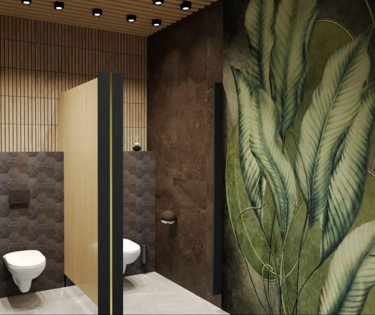 Wnętrze nowoczesnej toalety publicznej z kabinami, heksagonalnymi płytkami, drewnianymi elementami i dekoracyjną tapetą z motywem tropikalnych liści.