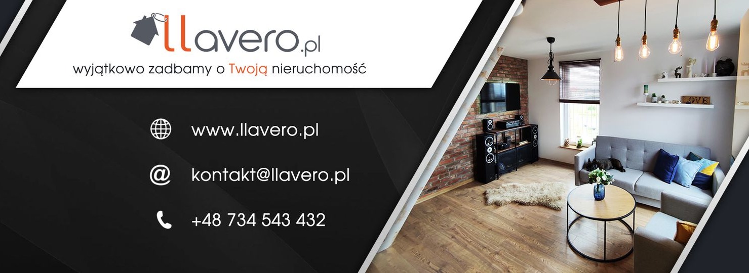 Aranżacja salonu z parkietem, ceglaną ścianą i szarą sofą, prezentowana z logo firmy Llavero.pl i danymi kontaktowymi.