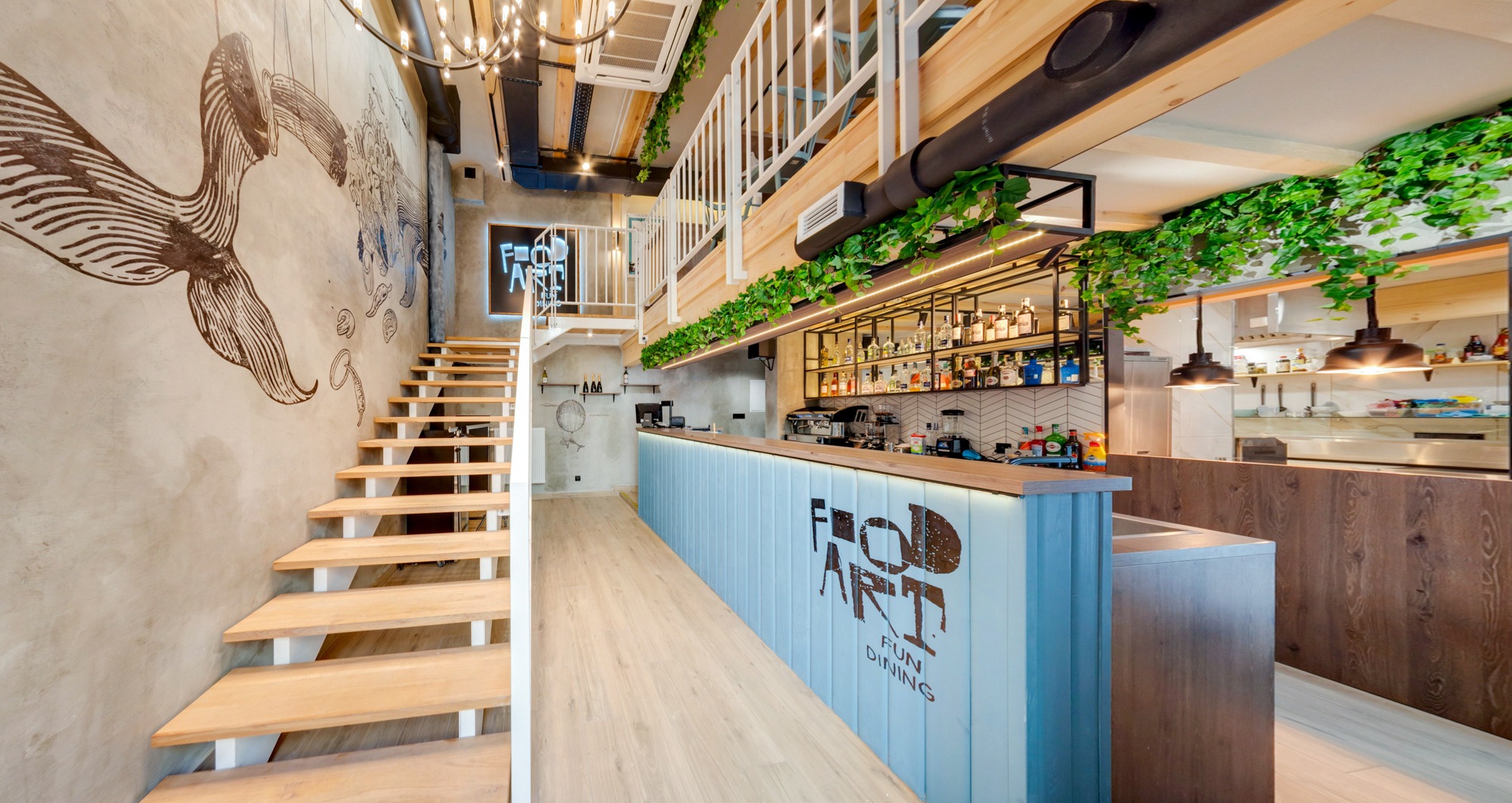 Wnętrze lokalu gastronomicznego z drewnianymi schodami, muralem na ścianie, barem z podświetlanym logo 'Food Art Fun Dining' i półkami z alkoholami.