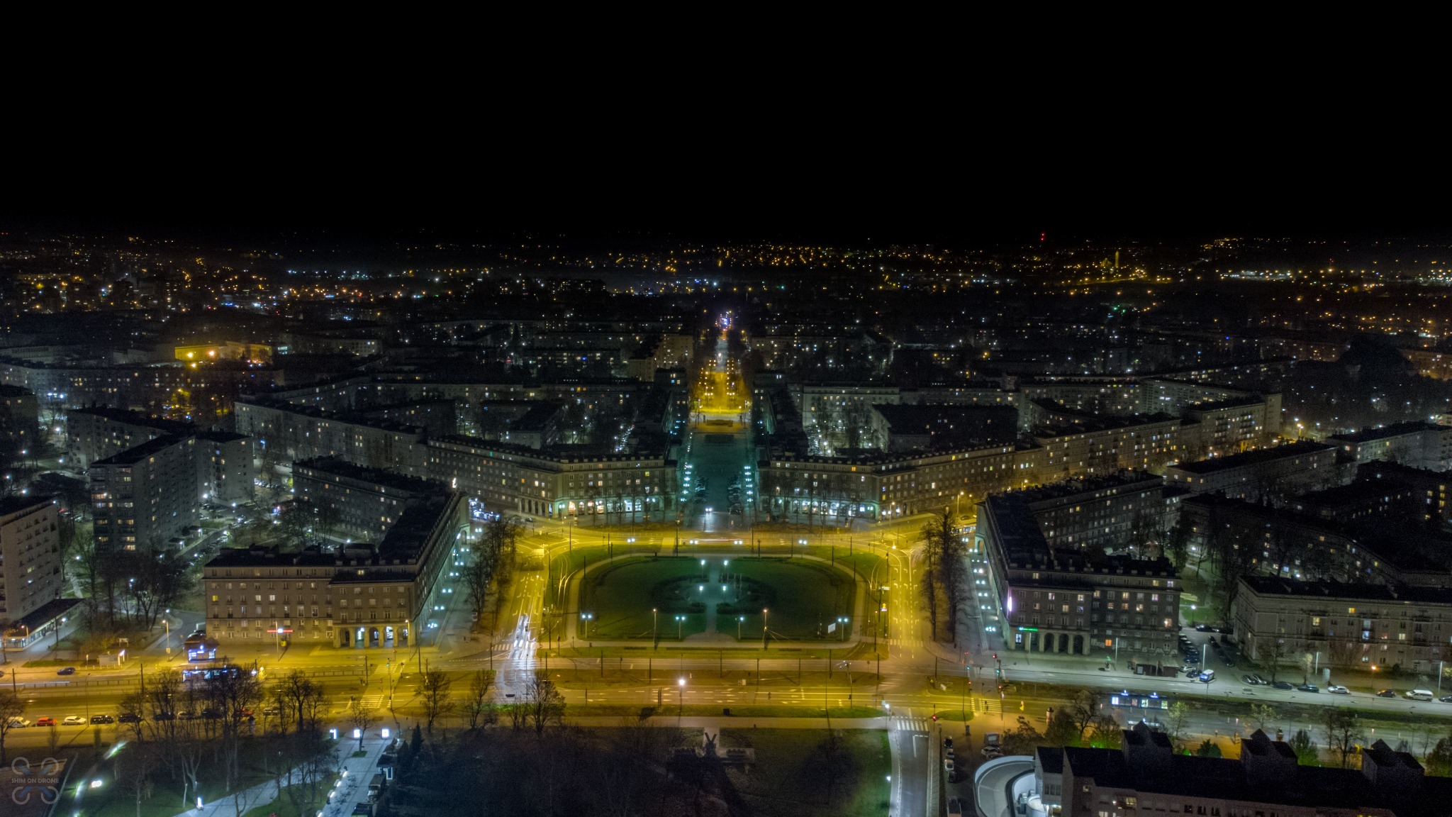 Plac centralny w Nowej Hucie nocą