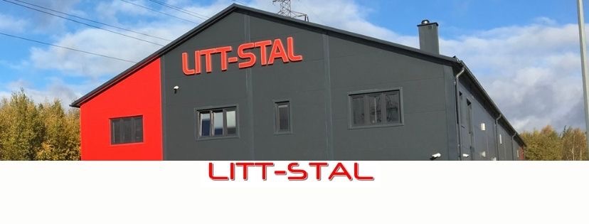 Zewnętrzny widok hali stalowej LITT-STAL z czerwonym fragmentem ściany, szarymi oknami i kominem, na tle błękitnego nieba z chmurami.