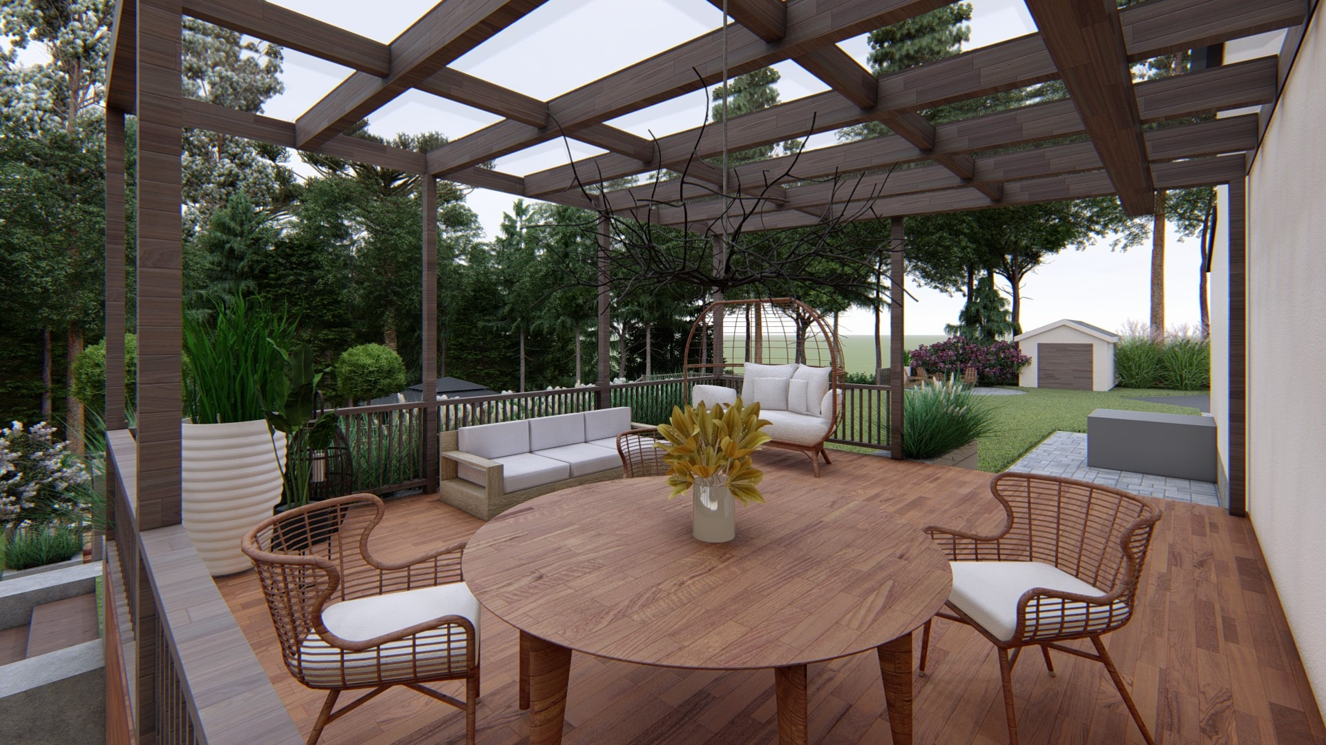 Zadaszony taras w miejscowości Bór z drewnianą podłogą i pergolą, wyposażony w meble ogrodowe z rattanu i jasne poduszki, z widokiem na zielony ogród i budynek gospodarczy.