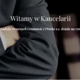 Mężczyzna w ciemnym garniturze z założonymi rękami na tle regału z książkami, napis 'Witamy w Kancelarii' i informacja o firmie.