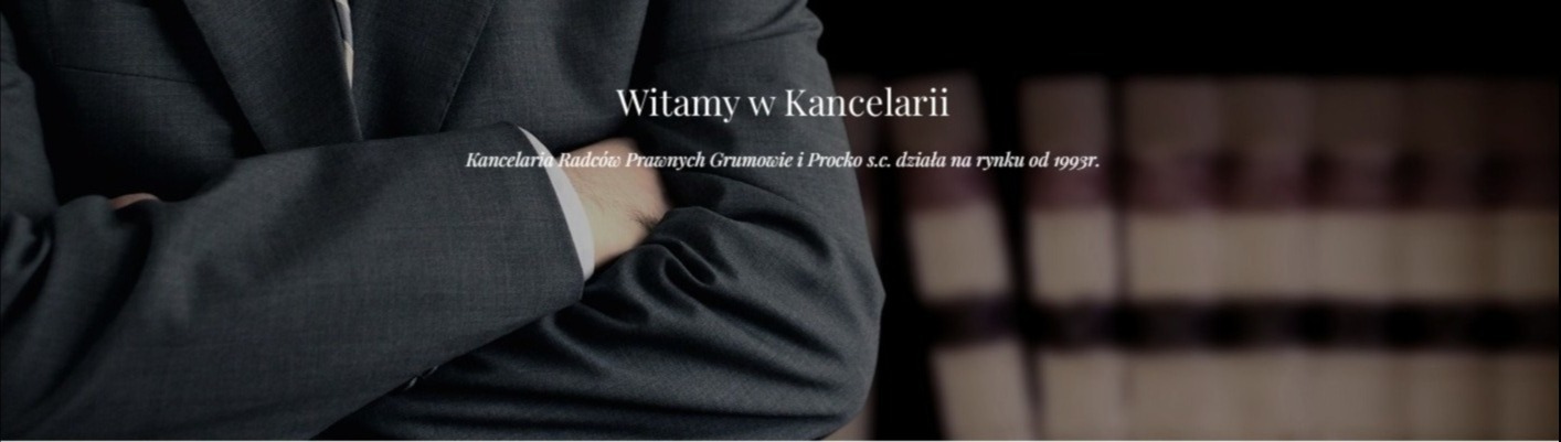 Mężczyzna w ciemnym garniturze z założonymi rękami na tle regału z książkami, napis 'Witamy w Kancelarii' i informacja o firmie.